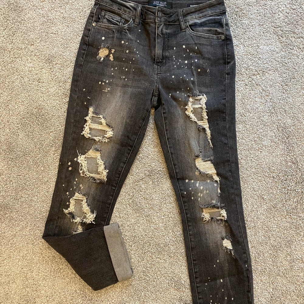 Like new Judy Blue grayish boyfriend fit destroyed jeans!